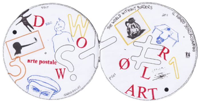 Postkarte Die Illustration zeigt ein zweigeteiltes, rundes Kunstwerk, das mit verschiedenen Elementen gefüllt ist, darunter Wörter, Buchstaben, Figuren und Zeichen - Postkarte Mail Art Arte Postale