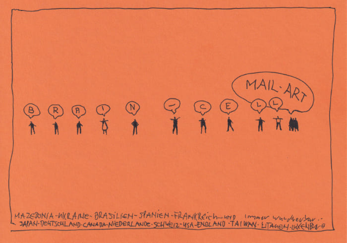 Die Illustration zeigt in einem minimalistischen Stil verschiedene kleine Figuren, die, die einzelnen Buchstaben von Brain Cell in einer Sprechblase sagen, sowie den Begriff -MAIL ART- in einer Sprechblase, alles vor einem orangefarbenen Hintergrund. Postkarte Mail Art Arte Postale