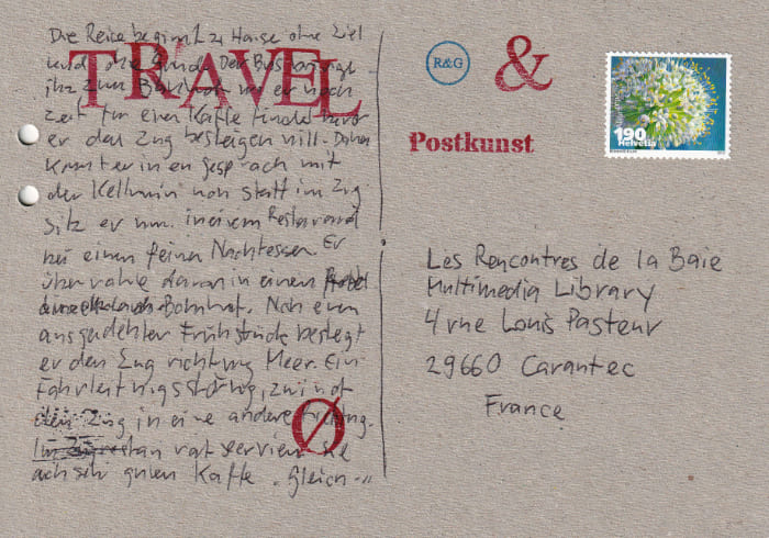 Postkarte Mail Art Arte Postale - Die Abbildung zeigt eine Vintage-Postkarte mit handschriftlichen Notizen in deutscher Sprache, ergänzt durch dekorative Elemente und eine Briefmarke, die den Charme einer handgeschriebenen Mitteilung widerspiegelt.