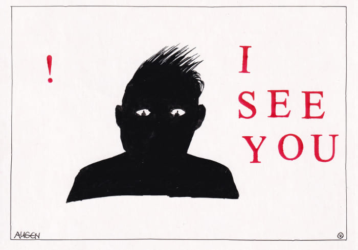 Ein schwarzer Schattenkopf mit aufgestellten Haaren und leuchtenden Augen blickt auf den Betrachter. Daneben steht in roten Großbuchstaben der Satz -I SEE YOU- - Postkarte Mail Art Arte Postale