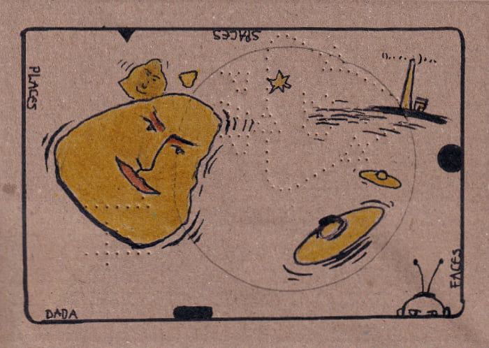 Die bunte, handgezeichnete Illustration im Dada-Stil zeigt eine surrealistische Komposition mit Gesichtern, Objekten und dem Weltraum auf einer braunen Oberfläche, die ein Gefühl von Chaos und Fantasie hervorruft. - Postkarte Mail Art Arte Postale