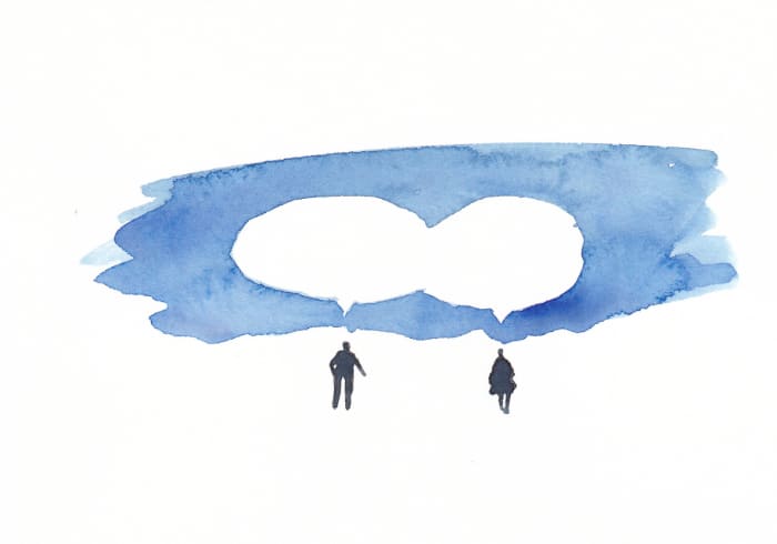 Eine zarte Aquarellzeichnung zeigt zwei schemenhafte menschliche Figuren unter einem blauen Wolkengebilde, das zwei Sprechblasen formt, und symbolisiert Dialog und Verbindung. - Postkarte Mail Art Arte Postale