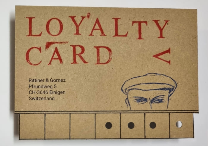 Eine Loyalitätskarte aus Karton im Vintage-Stil zeigt eine minimalistische Grafik und Adresse - Postkarte Mail Art Arte Postale